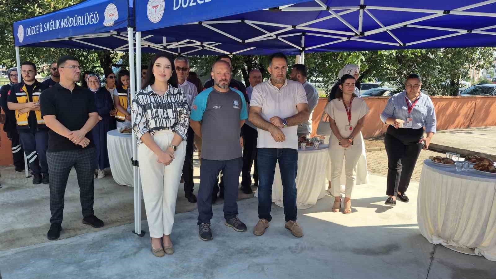 DÜZCE’DE SAĞLIK YATIRIMLARI BİRER BİRER TAMAMLANIRKEN İL GENELİNDE 24. ACİL SAĞLIK HİZMETLERİ İSTASYONU DA YAPILAN GÖRENLE HİZMETE GİRDİ. MERKEZDE AÇILAN 14. İSTASYON OLAN MERKEZİN HİZMETE GİRMESİ İLE BİRLİKTE VAKALARA ULAŞMA ZAMANLARI DA TÜRKİYE ORTALAMASININ ÇOK ALTINA DÜŞMÜŞ OLDU