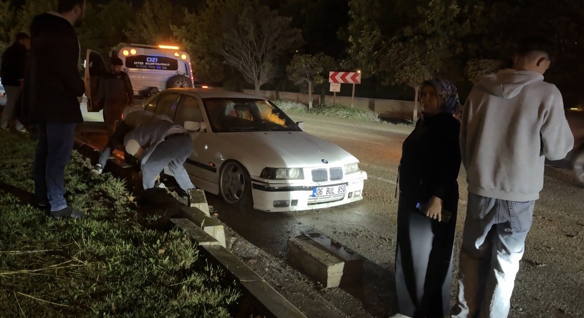 ESKİŞEHİR'DE SAĞANAK NEDENİYLE KAYGANLAŞAN YOLDA KONTROLDEN ÇIKAN OTOMOBİLİN REFÜJÜ AŞARAK KARŞI ŞERİDE GEÇMESİ SONUCU YAŞANAN KAZADA ŞANS ESERİ YARALANAN OLMAZKEN, ARAÇTA MADDİ HASAR MEYDANA GELDİ.