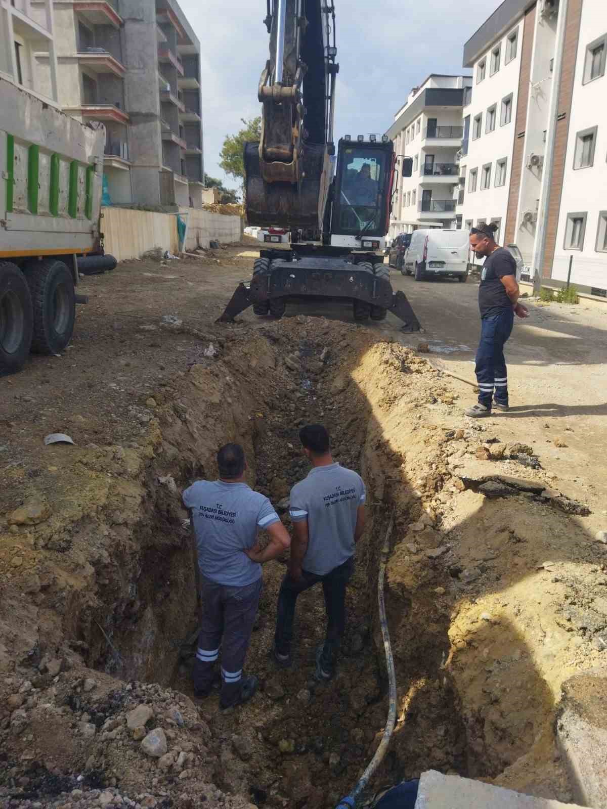 KUŞADASI’NDA KARAOVA MAHALLESİ’NDE 12 BİN METREKARELİK KİLİT PARKE TAŞI DÖŞEME ÇALIŞMASI TAMAMLANIRKEN, YAVANSU MAHALLESİ’NDE 2 BİN 500 METREKARELİK YENİ YOL PROJESİ BAŞLATILDI.