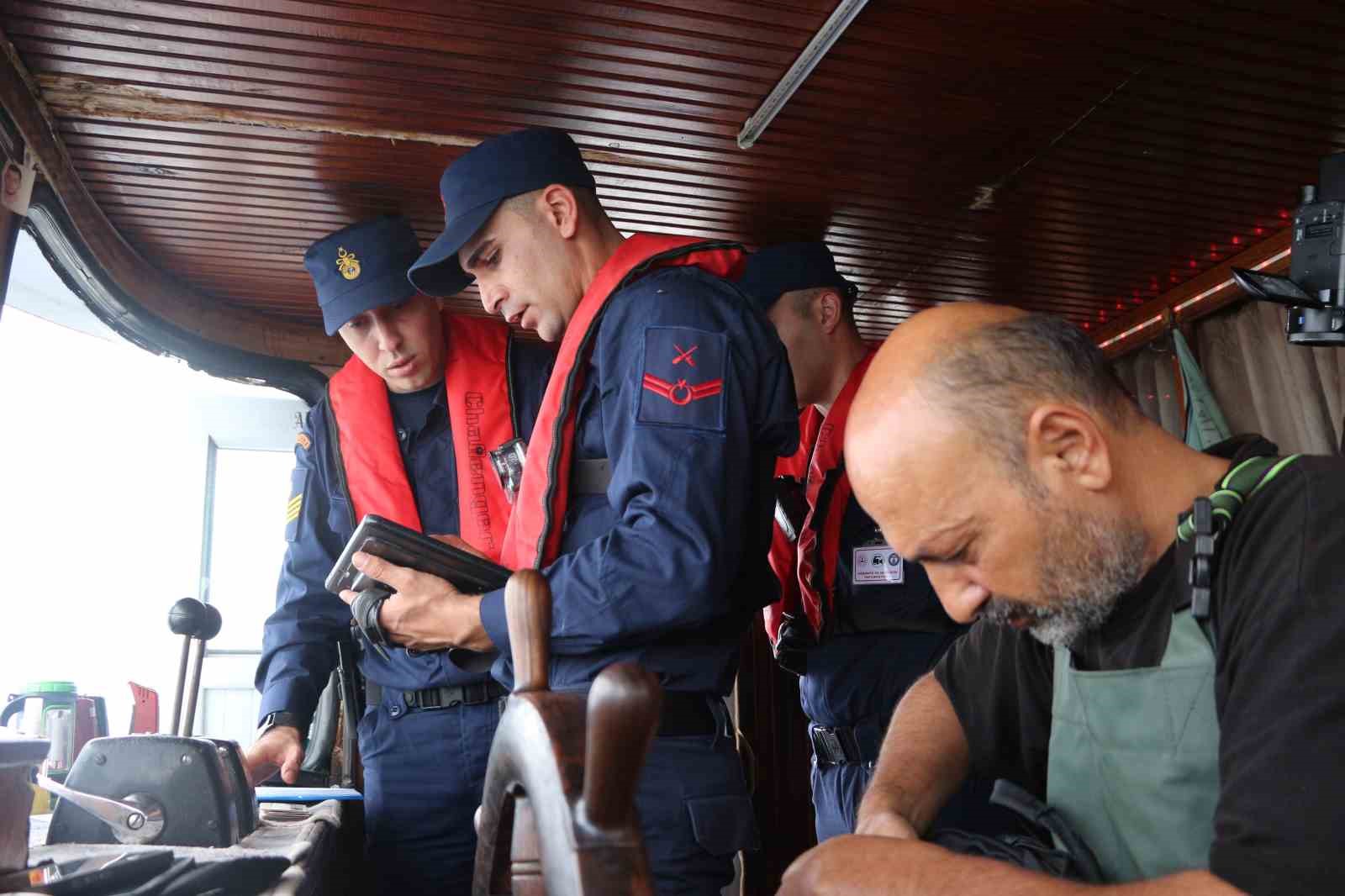 KARADENİZ'DE PALAMUT AVININ YOĞUNLAŞMASIYLA BİRLİKTE BALIKÇI TEKNELERİNİN HAREKETLİLİĞİ ARTARKEN, SAHİL GÜVENLİK DOĞU KARADENİZ GRUP KOMUTANLIĞI EKİPLERİ DENETİMLERİNİ KARADAN, HAVADAN VE DENİZDEN SÜRDÜRÜYOR.