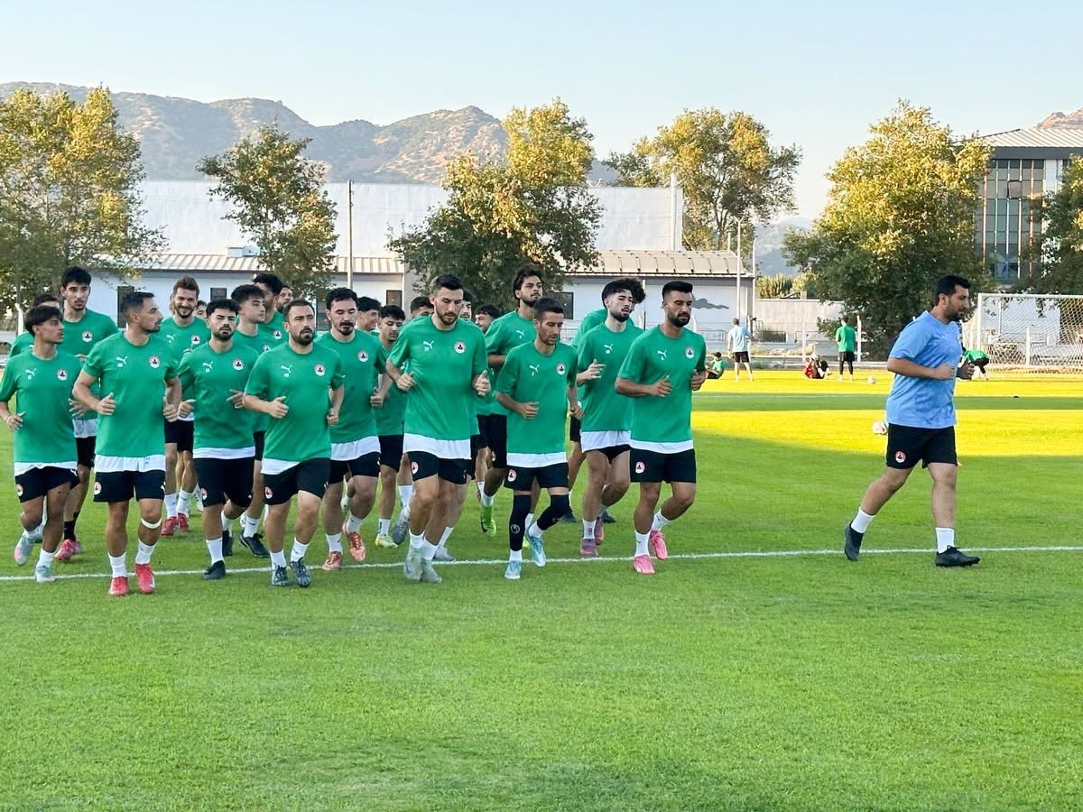PROFESYONELLİĞE GEÇİŞ LİGİ (PGL) EKİPLERİNDEN OLAN İNCİRLİOVA BELEDİYESPOR YENİ SEZON İÇİN HAZIRLIK ÇALIŞMALARINA BAŞLARKEN, TRANSFERLERLE KADROSUNU GÜÇLENDİREN KIRMIZI-BEYAZLI EKİBİN BU SEZON Kİ HEDEFİ İSE 3. LİG OLARAK BELİRLENDİ.