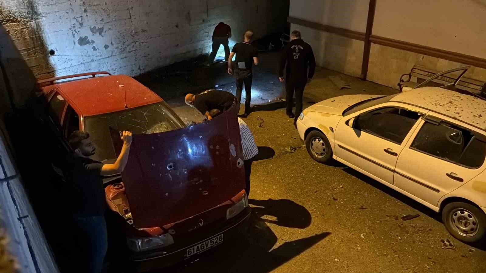 TRABZON'UN ARSİN İLÇE EMNİYET MÜDÜRLÜĞÜ BİNASI YANINDA BULUNAN ARAÇLARIN ÜZERİNE DÜŞEN İNSANSIZ HAVA ARACI PATLADI. 3 ARAÇTA MADDİ HASAR MEYDANA GELDİ.