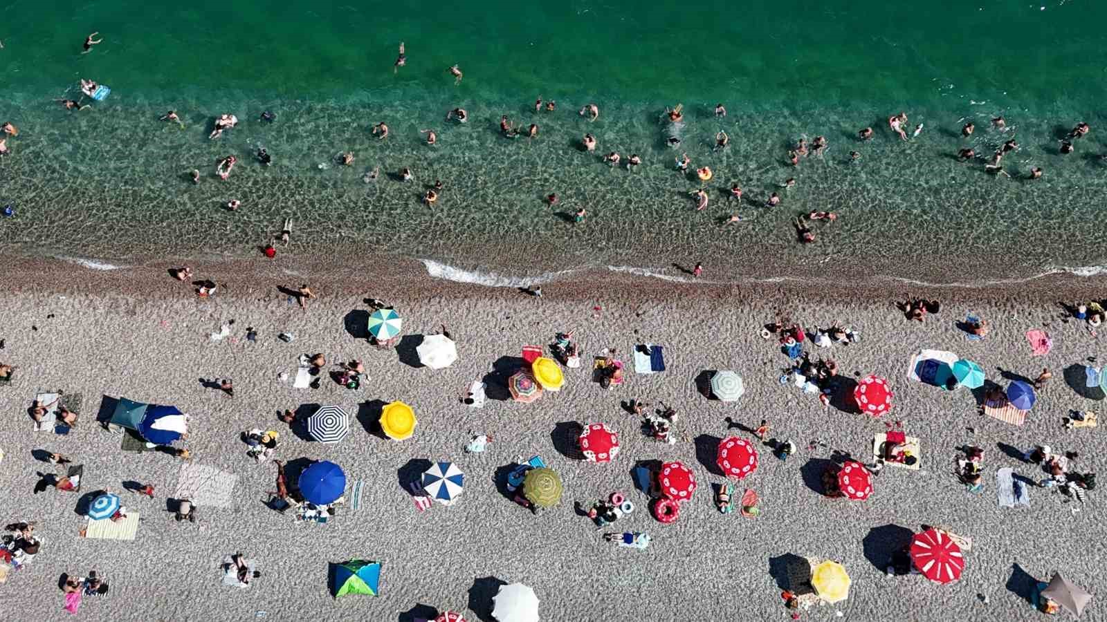ANTALYA’DA 1 AĞUSTOS’TA 103 BİN 200 YABANCI ZİYARETÇİYLE 2026 YILININ GÜNLÜK GİRİŞ REKORU KIRILIRKEN, AĞUSTOS AYINDA ÖZELLİKLE NİTELİKLİ TESİSLERDE DOLULUK ORANLARI YÜZDE 90-95’İN ÜZERİNE ÇIKTI.