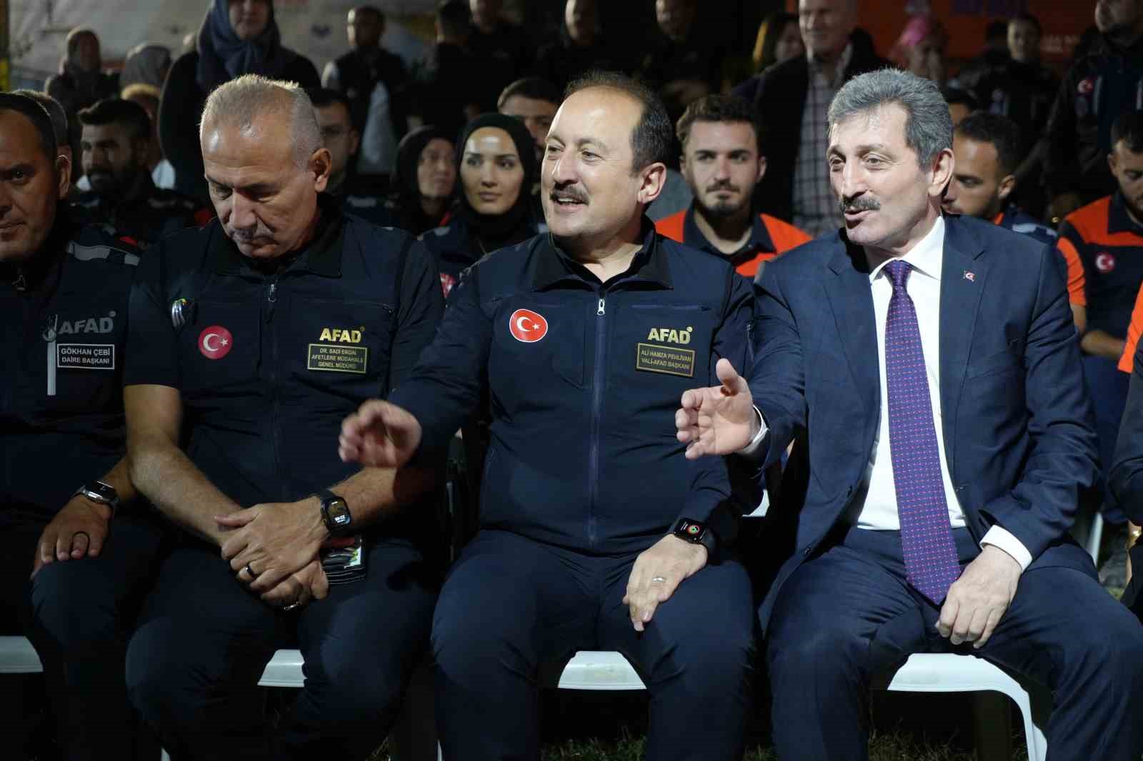 SAMSUN’DA DÜZENLENEN AFAD’IN İHA DESTEKLİ ARAMA-KURTARMA YARIŞMASI ÜÇÜNCÜ GÜNÜ, YAKLAŞIK 50 DRONUN KATILDIĞI HAVA GÖSTERİSİYLE TAMAMLANDI. YARIŞMANIN GENEL PROGRAMI İSE EĞİTİM PROGRAMI VE ÖDÜL TÖRENİYLE SONA ERECEK.
