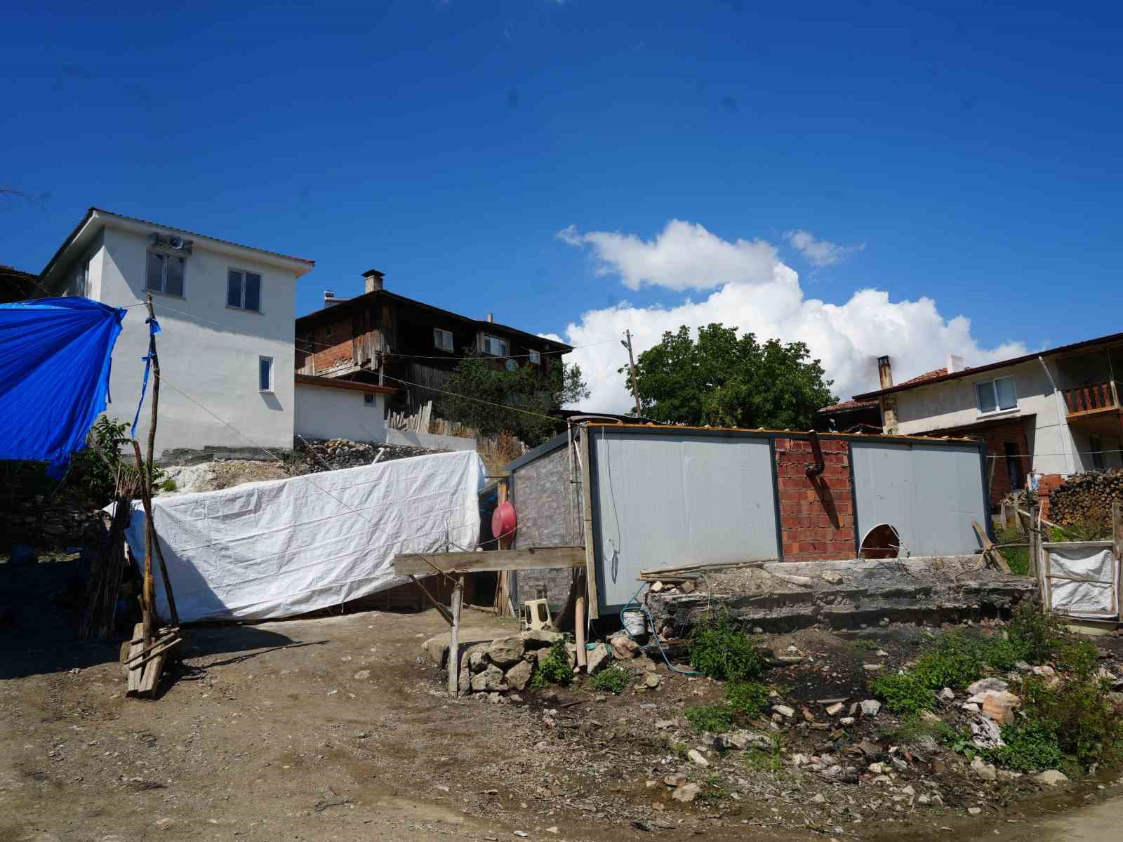 SÖNMEZ AİLESİ, TEK GÖZLÜ ODADA 1,5 YILDIR ZOR ŞARTLARDA YAŞAM MÜCADELESİ VERİYOR.