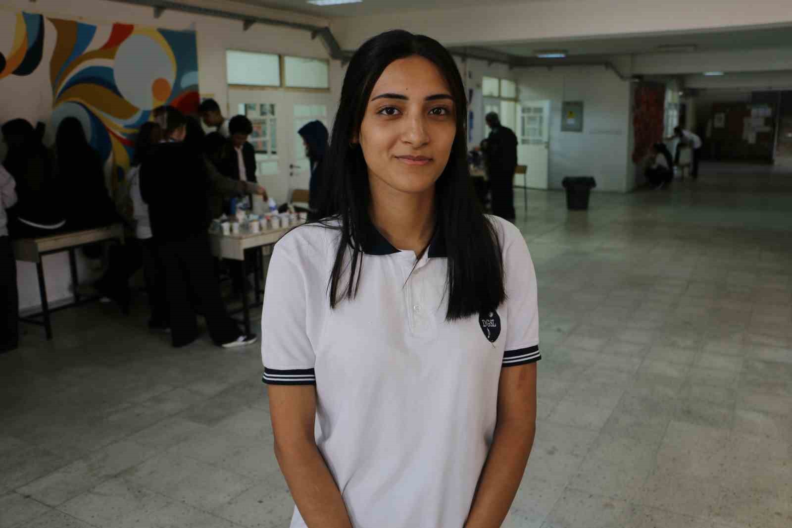 12. SINIF GÜZEL SANATLAR ÖĞRENCİSİ DERYA AKKAYA, DUVARLARIMIZI BOYADIKLARINI VE BUNDAN DOLAYI ÇOK MUTLU OLDUKLARINI SÖYLEDİ.