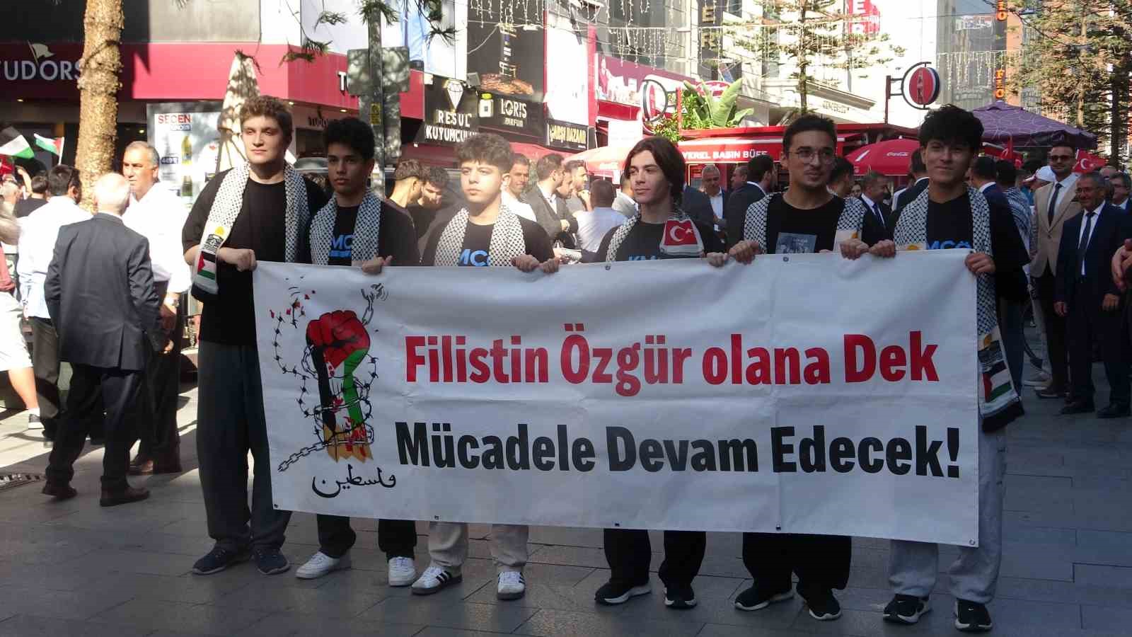 ANTALYA'DA, İSRAİL'İN GAZZE'YE YÖNELİK SALDIRILARININ ÜÇÜNCÜ YIL DÖNÜMÜNDE FİLİSTİN'E DESTEK AMACIYLA YÜRÜYÜŞ DÜZENLENDİ. 26 İMAM HATİP OKULUNDAN YAKLAŞIK 4 BİN GÖNÜLLÜ İMAM HATİP ÖĞRENCİSİ KATILDI