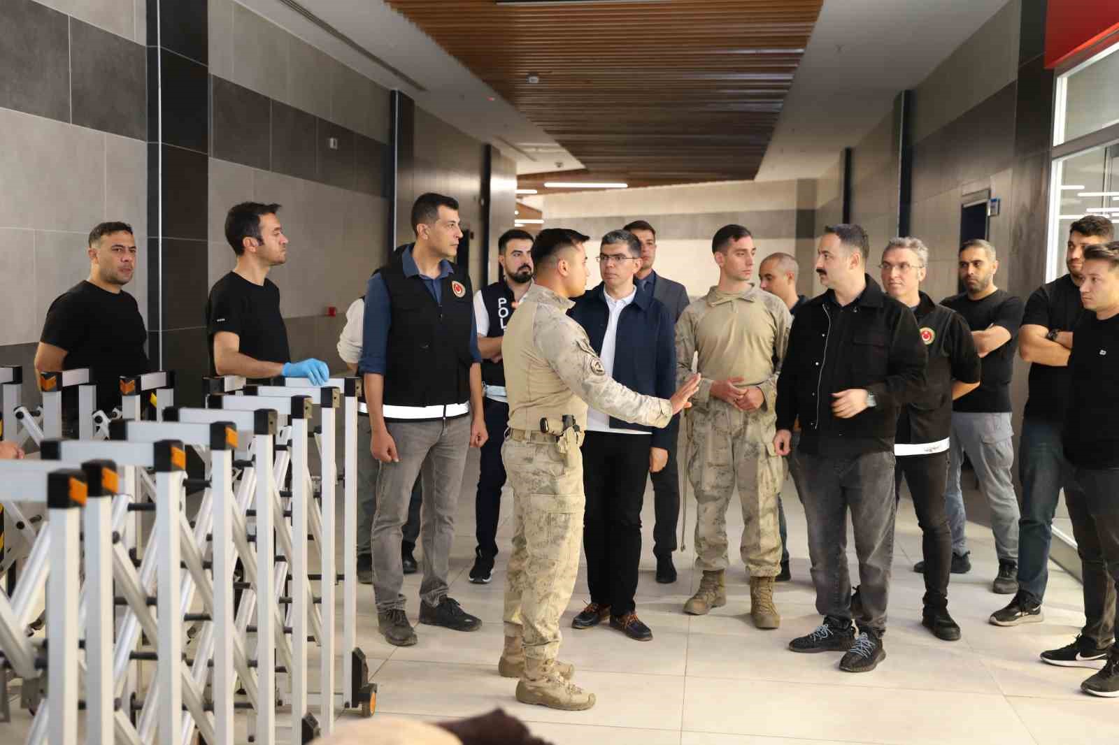 DOĞUBAYAZIT KAYMAKAMI AYVAT’TAN GÜRBULAK GÜMRÜK MÜDÜRLÜĞÜ’NDE GECE DENETİMİ
