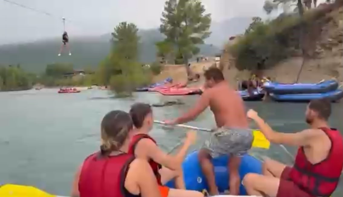 ANTALYA'NIN DÜNYACA ÜNLÜ KÖPRÜLÜ KANYON BÖLGESİNDE ZİPLİNE YAPAN 13 YAŞINDAKİ ÇOCUK, PARKURUN ORTASINDA TEKNİK ARIZA NEDENİYLE HAVADA ASILI KALDI. IRMAK ÜZERİNDE ASILI KALAN ÇOCUĞU RAFTİNG BOT REHBERİ KURTARDI.