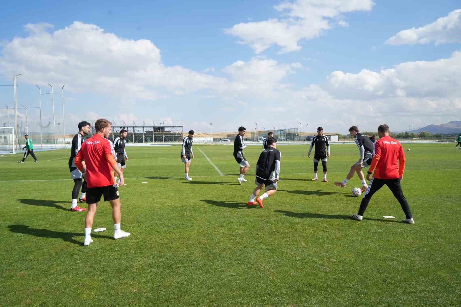 TFF 2. LİG BEYAZ GRUP’TA MÜCADELE EDEN MUŞSPOR, LİGİN 6. HAFTASINDA KARŞILAŞACAĞI GMG KASTAMONUSPOR MAÇININ HAZIRLIKLARINI SÜRDÜRÜYOR.