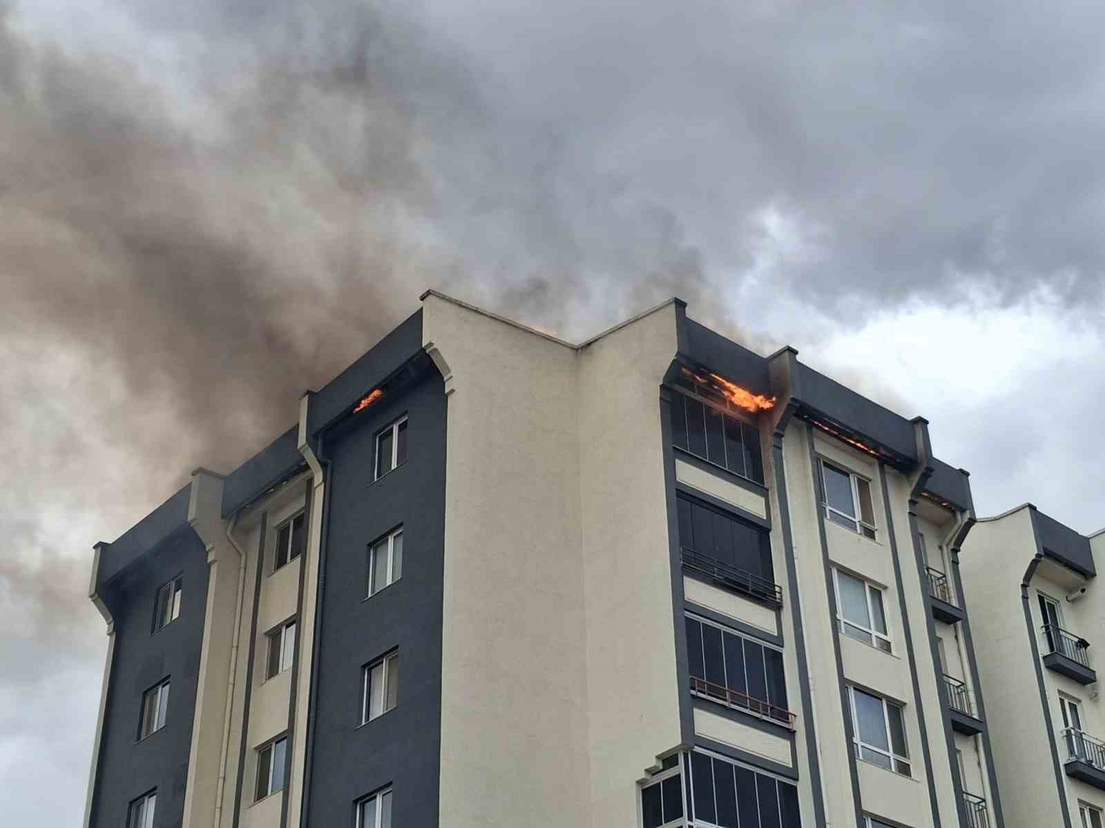 LÜLEBURGAZ İLÇESİNDE BİR BİNANIN ÇATISINDA ÇIKAN YANGINDA ALEVLER METRELERCE YÜKSELDİ.