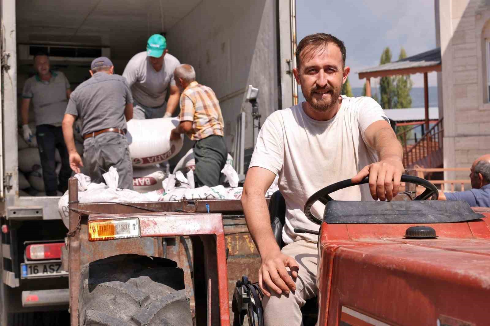 BÜYÜKŞEHİR BELEDİYESİ'NİN TOHUM, HASAT VE MAHSUL ALIM DESTEĞİ VERDİĞİ ÜRETİCİDEN ALDIĞI SİYEZ BUĞDAYINDAN ÜRETTİĞİ EKMEK TÜKETİCİDEN TAM NOT ALDI. ÜRETİCİ, VERDİĞİ DESTEKTEN DOLAYI TÜKETİCİ İSE EKONOMİK VE GÜVENLİ GIDA HİZMETİNDEN DOLAYI BÜYÜKŞEHİR BELEDİYESİ'NE TEŞEKKÜR ETTİ.