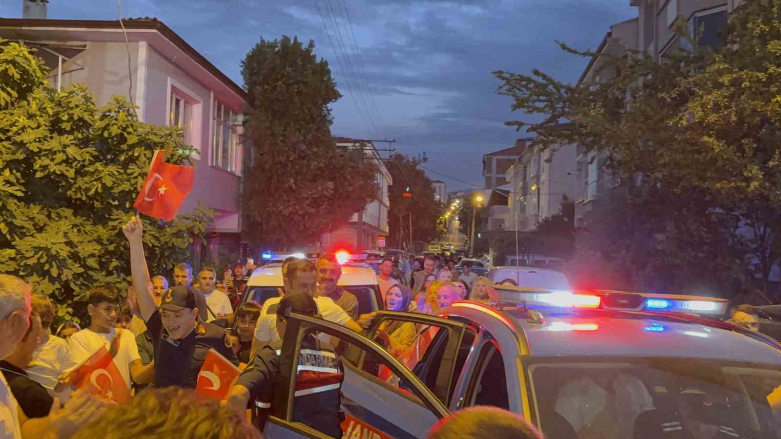SAMSUN'UN VEZİRKÖPRÜ İLÇESİNDE BEDENSEL ENGELLİ İLYAS MERT ÇELİK'İN ASKERLİK HAYALİ, AİLESİ VE YAKINLARI TARAFINDAN DÜZENLENEN ÖZEL PROGRAMLA GERÇEĞE DÖNÜŞTÜ.