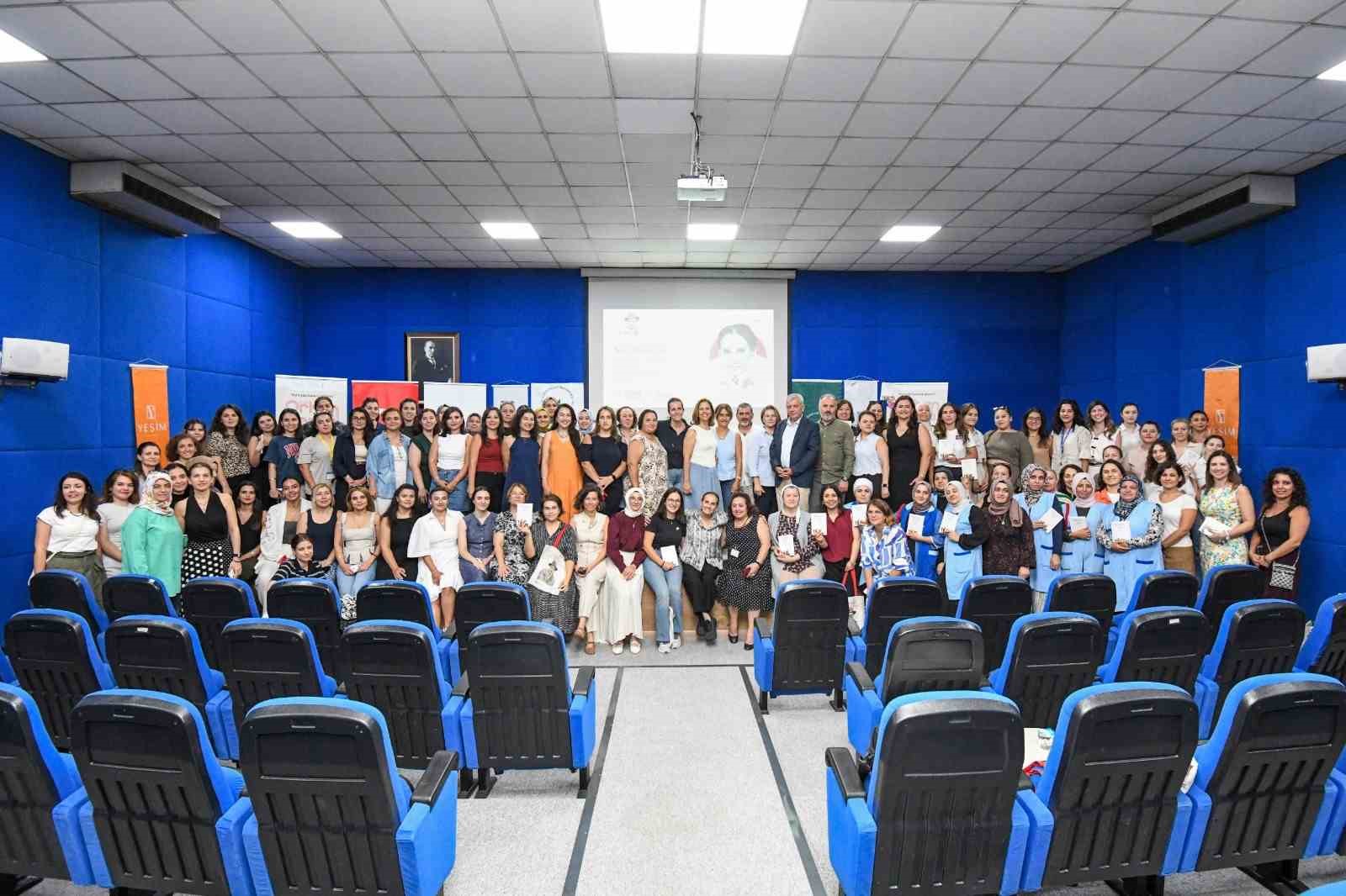 YEŞİM GRUP, "ÖNCE İNSAN" ANLAYIŞI DOĞRULTUSUNDA KADIN EMEĞİNE VE TOPLUMSAL CİNSİYET EŞİTLİĞİNE VERDİĞİ DEĞERİ KÜLTÜR, SANAT VE EDEBİYAT BULUŞMALARIYLA DESTEKLEMEYİ SÜRDÜRÜYOR. OSMANGAZİ BELEDİYESİ İŞ BİRLİĞİYLE BÜYÜK KONFERANS SALONU'NDA DÜZENLENEN "CEMİLE'NİN İZİNDE EMEĞİN KADINLARIYLA ORHAN KEMAL OKUMASI" ETKİNLİĞİNDE, USTA SANATÇI NUR SÜRER, YAKLAŞIK 150 YEŞİMLİYLE BİR ARAYA GELDİ. ORHAN KEMAL'İN "CEMİLE" ROMANINDAN YOLA ÇIKILAN BULUŞMADA KADIN EMEĞİ, DAYANIŞMA VE YAŞAM MÜCADELESİ EDEBİYATIN GÜÇLÜ ANLATIMI ÜZERİNDEN ELE ALINDI.