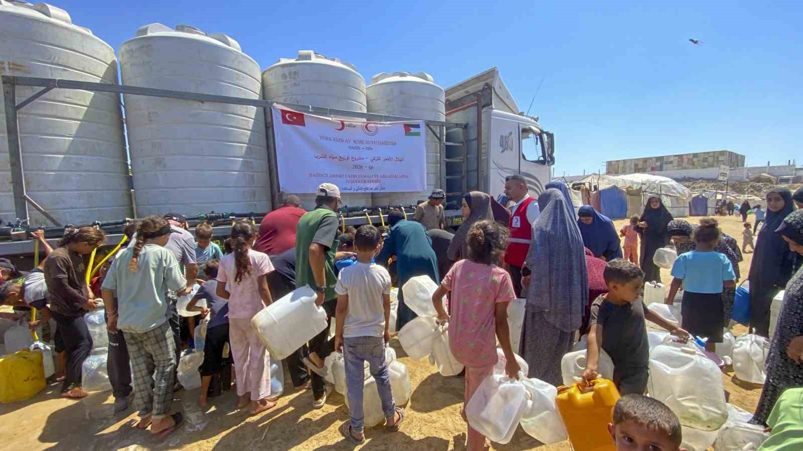 TÜRK KIZILAY, 7 EKİM 2023’TEN BU YANA GAZZE’DE YÜRÜTTÜĞÜ İNSANİ YARDIM OPERASYONLARINI ÜÇÜNCÜ YILINDA DA KESİNTİSİZ SÜRDÜRÜYOR. BÖLGEDE TEMİZ SUYA ERİŞİM SORUNU DEVAM EDERKEN KIZILAY, HER GÜN TEMİZ SU DAĞITIMINI SÜRDÜRÜYOR.