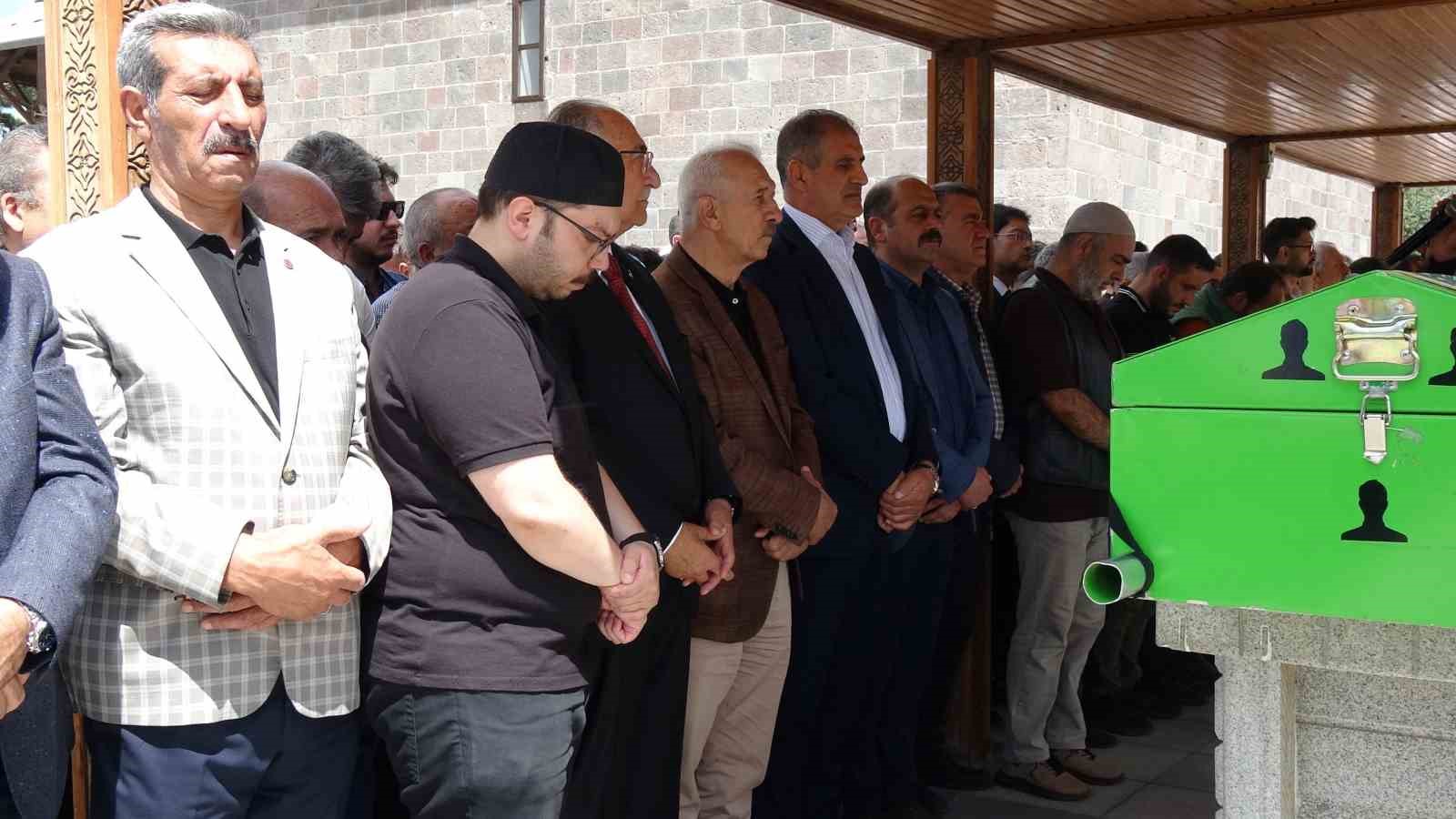 BİR SÜREDİR HASTANEDE TEDAVİSİ DEVAM EDEN VE DÜN RAHMETLİ OLAN GAZETECİ ÖZTÜRK AKKÖK DUALARLA UĞURLANDI.