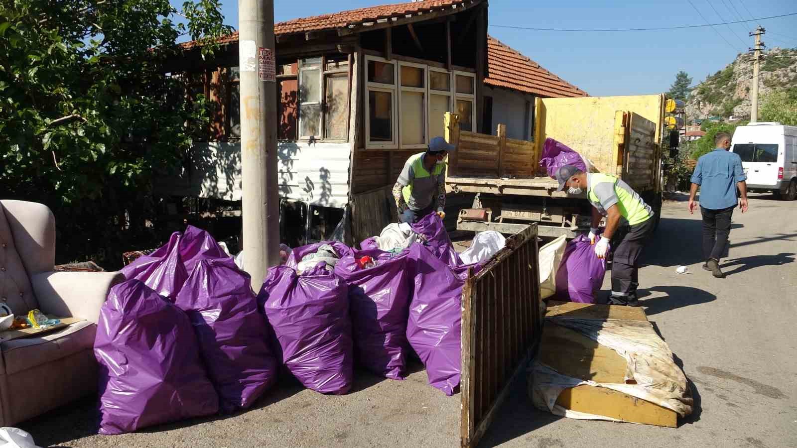 EKİPLER EVDEN 6 KAMYON ÇÖP ÇIKARDI. TEMİZLİK VE YENİLEME ÇALIŞMASININ ARDINDAN EV YENİ EŞYALARLA DONATILARAK SAHİBİNE TESLİM EDİLECEK.