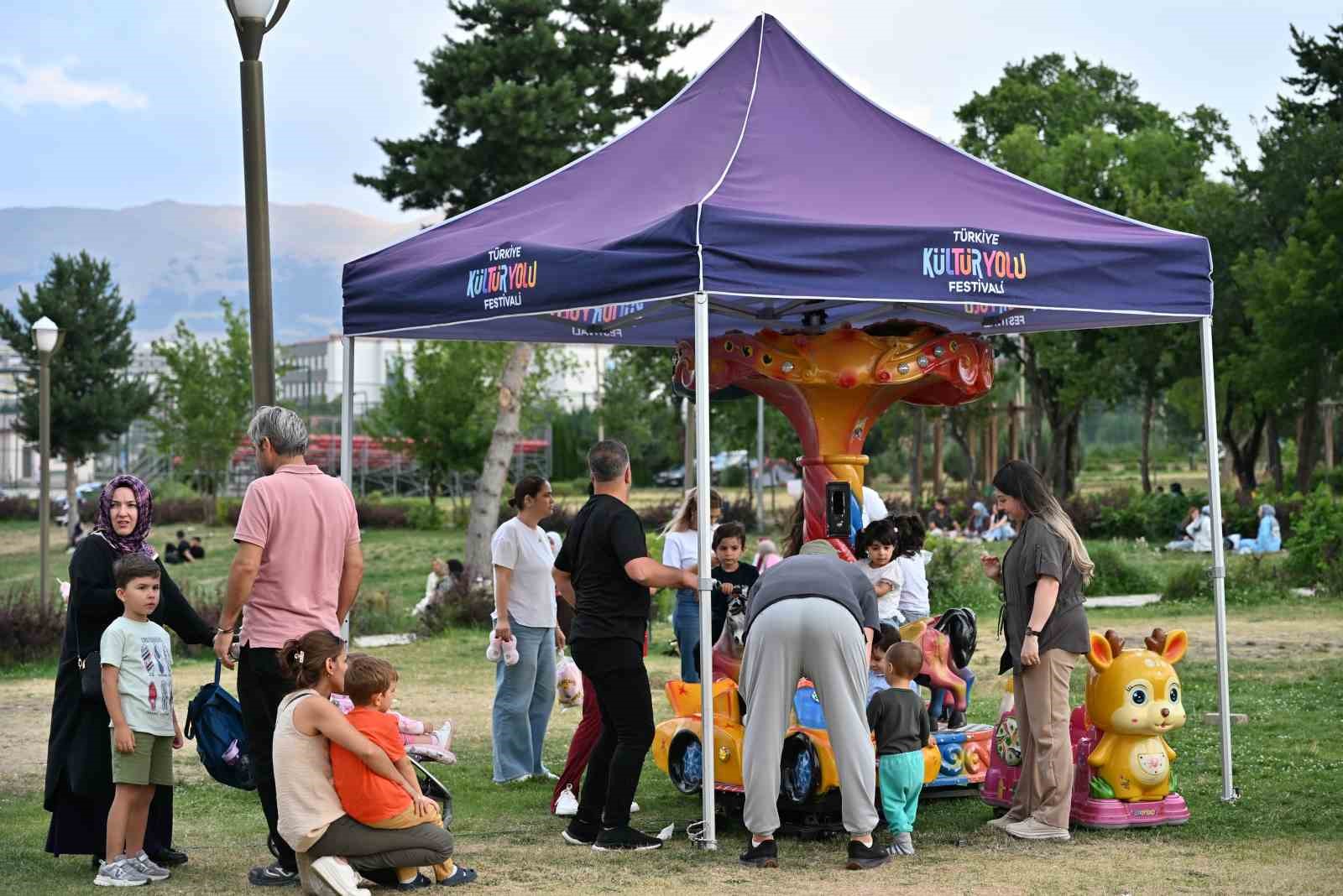 KÜLTÜR VE TURİZM BAKANLIĞI TARAFINDAN DÜZENLENEN ERZURUM KÜLTÜR YOLU FESTİVALİ, GELENEKSEL SANATLARDAN ÇOCUK ETKİNLİKLERİNE, SERGİLERDEN SİNEMA GÖSTERİMLERİNE UZANAN PROGRAMIYLA DEVAM ETTİ.