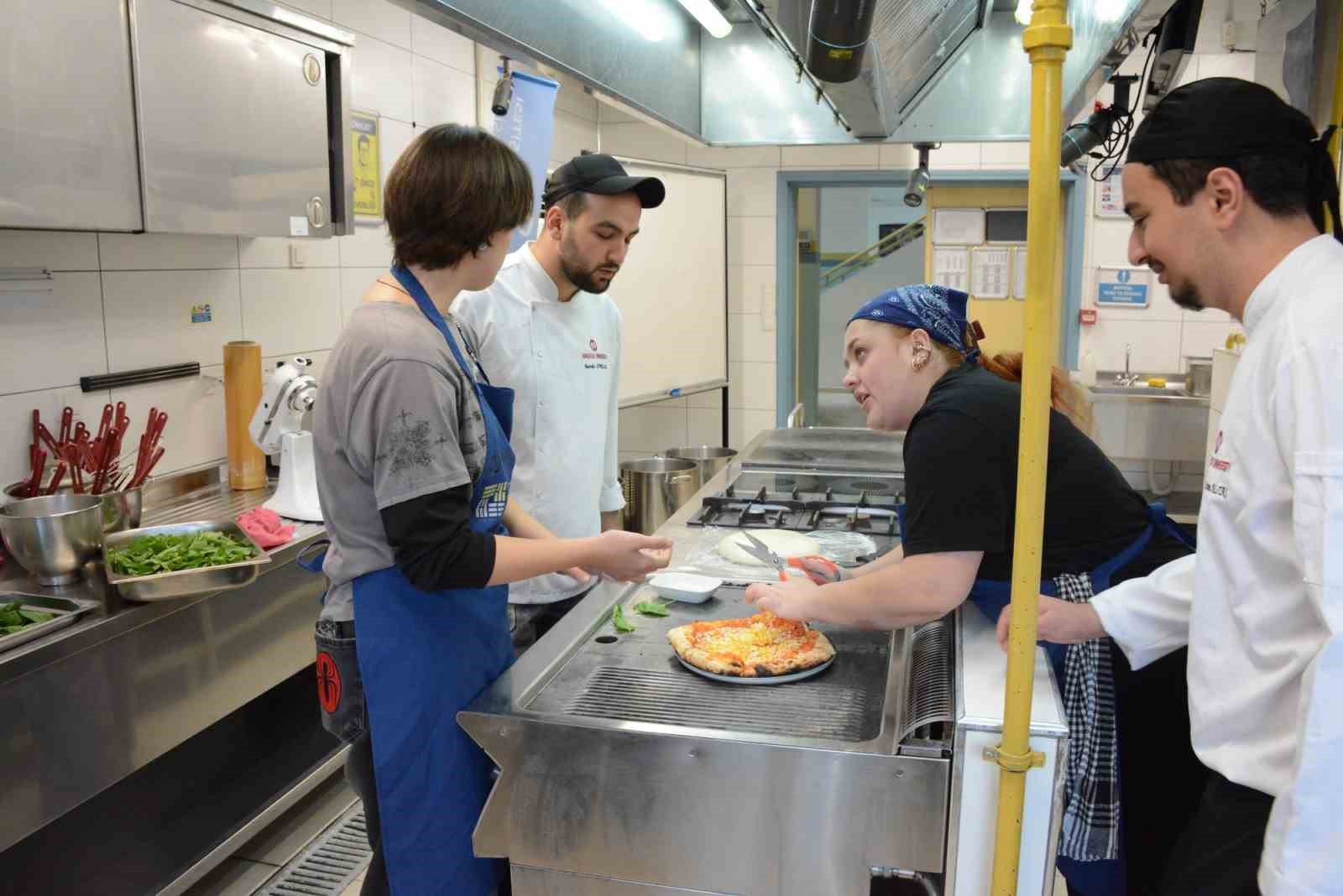 ANADOLU ÜNİVERSİTESİ GASTRONOMİ KULÜBÜ TARAFINDAN 'PİZZA WORKSHOP' ETKİNLİĞİ DÜZENLENDİ.