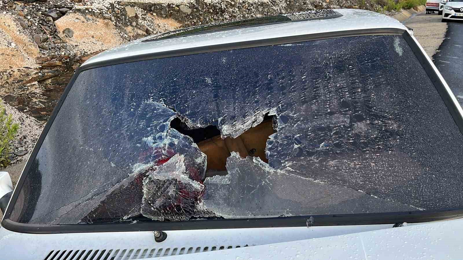 ANTALYA’NIN ALANYA İLÇESİNDE KONTROLDEN ÇIKAN OTOMOBİLİN DEMİR BARİYERLERE ÇARPMASI SONUCU MEYDANA GELEN KAZADA SÜRÜCÜ YARALANDI.