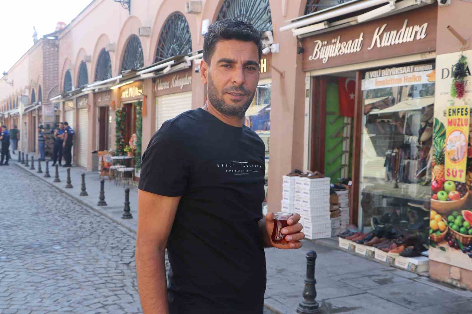 BÖLGE ESNAFINDAN VOLKAN NARTÜRK, CADDENİN YENİ HALİNİN DAHA GÜZEL OLDUĞUNU DİLE GETİREREK, “TURİSTLERİMİZ RAHAT RAHAT GEZEBİLECEK. ESNAFIMIZ RAHAT SATIŞ YAPABİLECEK" DEDİ.