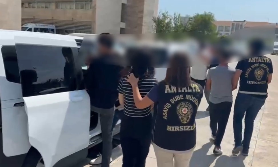 ANTALYA’NIN KEPEZ İLÇESİNDE, BİR EVDEN İÇERİSİNDE 2 MİLYON 430 BİN LİRA DEĞERİNDE ZİYNET EŞYASI BULUNAN 2 ÇELİK KASANIN ÇALINMASINA İLİŞKİN YAKALANAN 4 ŞÜPHELİDEN 3’Ü TUTUKLANDI.