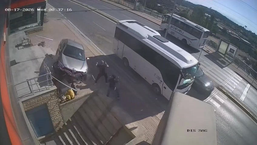 KOCAELİ'DE KONTROLDEN ÇIKAN OTOMOBİL, KORKULUKLARI PARÇALAYARAK MERDİVEN BOŞLUĞUNA UÇTU. O SIRADA MERDİVENLERDE BULUNAN 2 KİŞİ, OTOMOBİLİN ALTINDA KALMAKTAN SANİYELERLE KURTULDU. FACİADAN DÖNÜLEN ANLAR KAMERAYA YANSIDI.