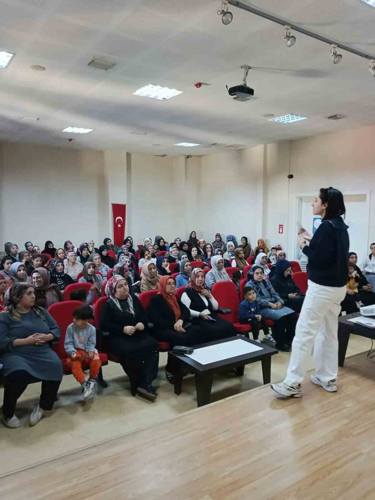 AYDIN’IN NAZİLLİ İLÇESİNDE KADINLARA YÖNELİK DÜZENLENEN EĞİTİMLERDE NORMAL DOĞUM, ANNE SÜTÜ, KADIN SAĞLIĞI, MADDE BAĞIMLILIĞI VE MAHREMİYET KONULARINDA BİLGİLENDİRME YAPILDI. GEBELERE İSE DOĞUM ÖNCESİ VE SONRASI SÜREÇLERE İLİŞKİN EĞİTİM VERİLDİ.