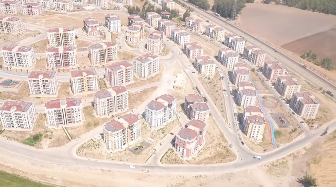CUMHURBAŞKANLIĞI STRATEJİ VE BÜTÇE BAŞKANI İBRAHİM ŞENEL, HATAY VALİSİ MUSTAFA MASATLI VE BERABERİNDEKİ HEYET, HATAY’DAKİ YENİDEN İNŞA ÇALIŞMALARINI HAVADAN VE KARADAN İNCELEDİ.
