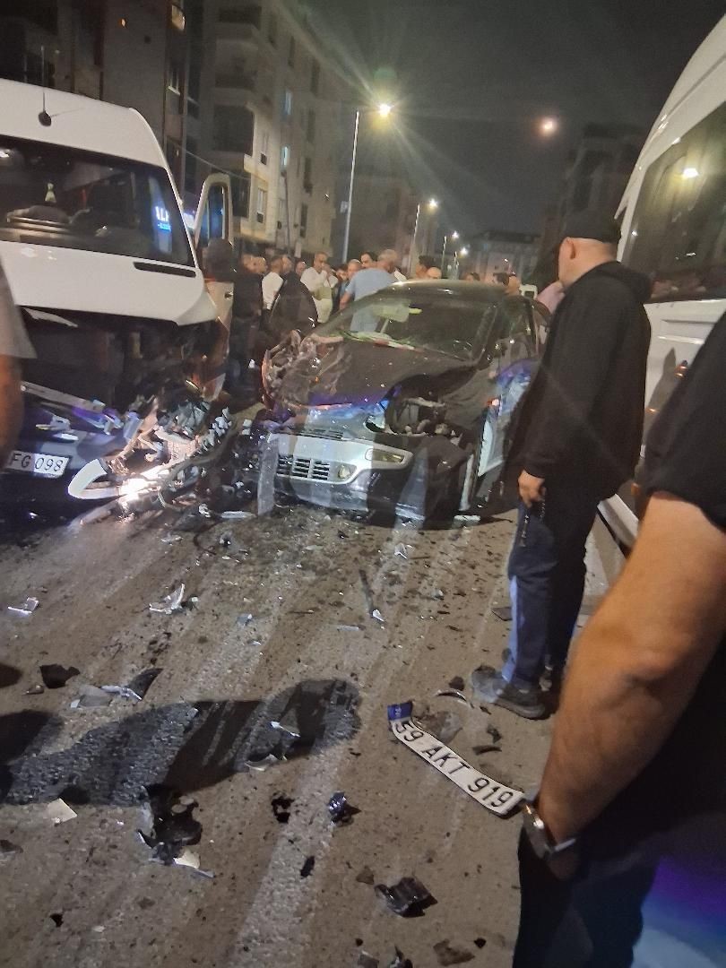 TEKİRDAĞ'IN ÇERKEZKÖY İLÇESİNDE OTOMOBİL İLE MİNİBÜSÜN ÇARPIŞTIĞI KAZADA, SAVRULAN OTOMOBİL PARK HALİNDEKİ BAŞKA BİR MİNİBÜSE ÇARPTI.