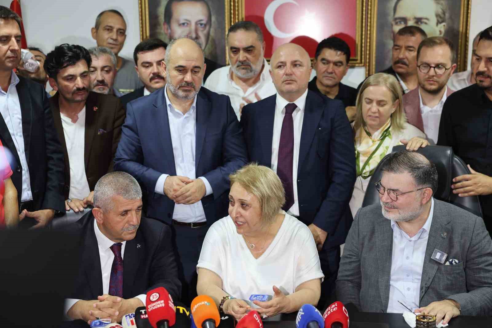 TUTUKLANAN MENDERES BELEDİYE BAŞKANI İLKAY ÇİÇEK’İN İÇİŞLERİ BAKANLIĞI TARAFINDAN GÖREVDEN UZAKLAŞTIRILMASININ ARDINDAN GERÇEKLEŞTİRİLEN BAŞKAN VEKİLLİĞİ SEÇİMLERİNİ CUMHUR İTTİFAKI ADAYI ASUMAN ŞEN KAZANDI.