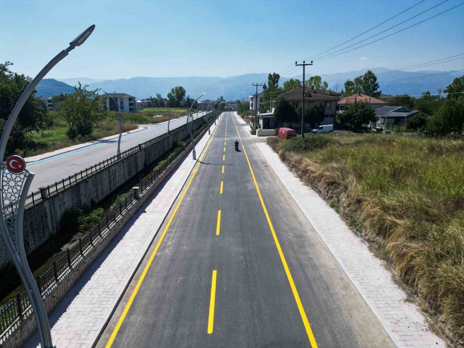 SAKARYA'NIN AKYAZI İLÇESİNDE YÜRÜTÜLEN KARACASU DERESİ ÇEVRE DÜZENLEME PROJESİ'NİN İKİNCİ ETABINDA ASFALT VE YOL ÇİZGİ ÇALIŞMALARI TAMAMLANDI.