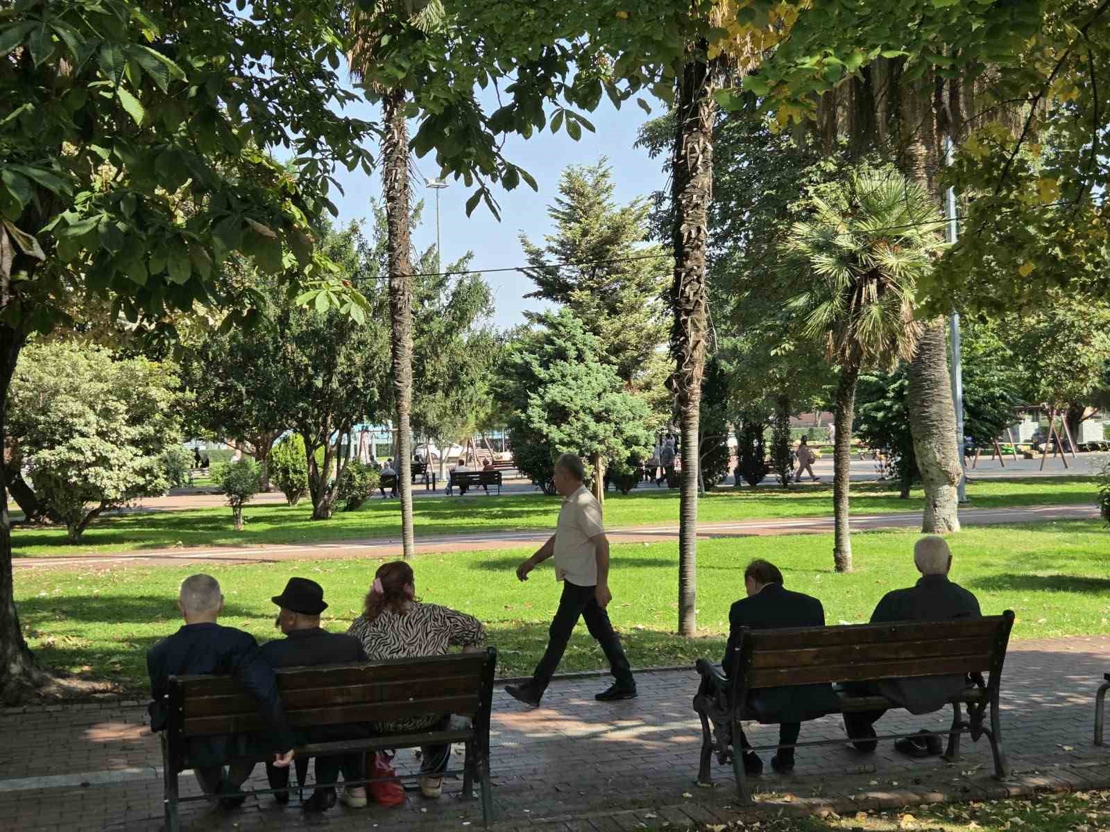 SAMSUN’DA ETKİLİ OLAN PASTIRMA SICAKLARI NEDENİYLE TERMOMETRELER 30 DERECENİN ÜSTÜNDE SICAKLIK GÖSTERDİ.