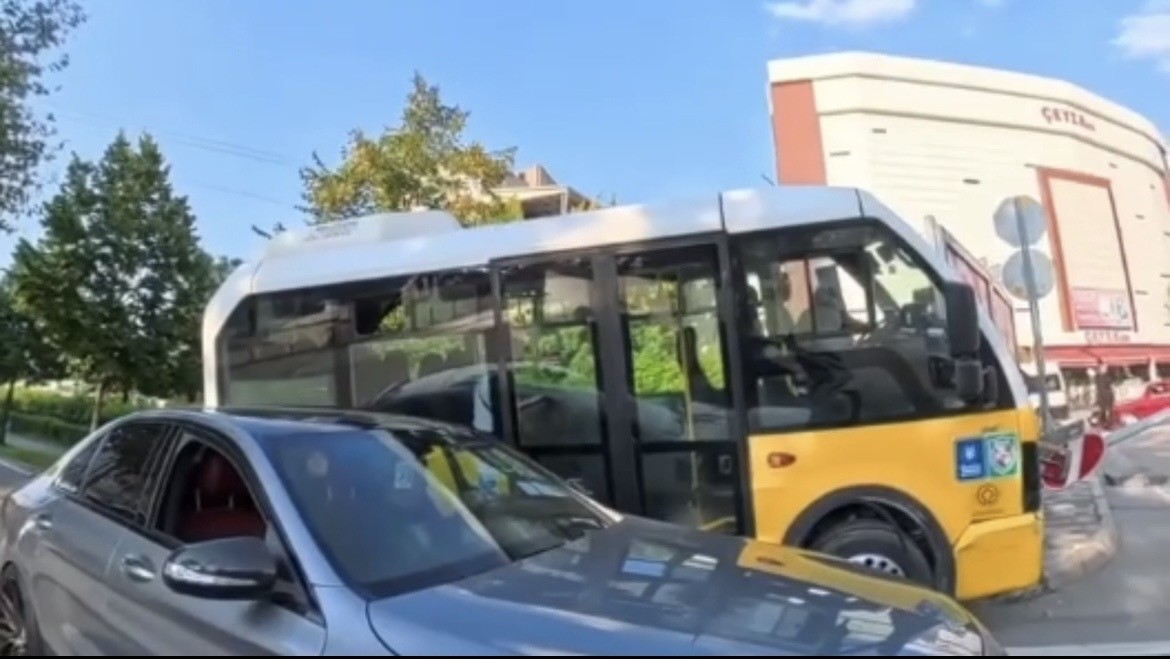 BURSA’DA SEYİR HALİNDEKİ HALK OTOBÜSÜ, SÜRÜCÜSÜNÜN KONTROLÜNDEN ÇIKARAK YOL KENARINDAKİ DİREĞE ÇARPTI. KAZA ANI KAMERAYA YANSIDI.