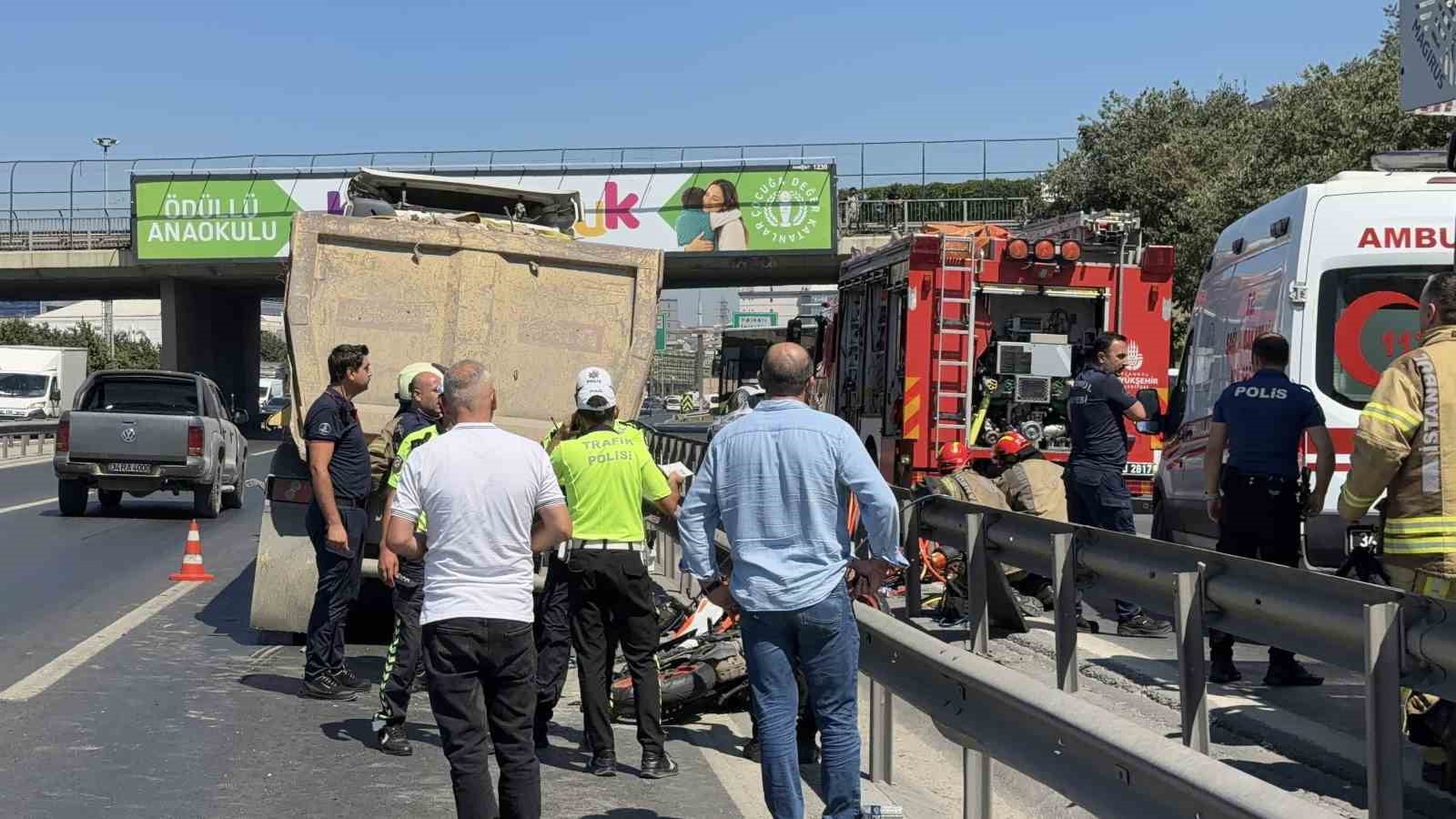 BASIN EKSPRES YOLUNDA MOTOSİKLET SÜRÜCÜSÜ, HAFRİYAT KAMYONUNUN ALTINDA KALDI. KAMYON ALTINDA SIKIŞAN SÜRÜCÜ HAYATINI KAYBETTİ.