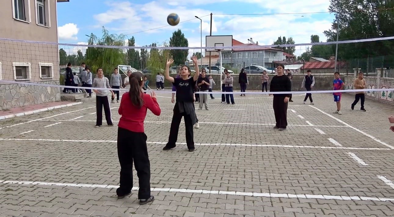 AGAH PROJESİ KAPSAMINDA 171 OKULA 22 BİN 200 SPOR MALZEMESİ ULAŞTIRILDI.