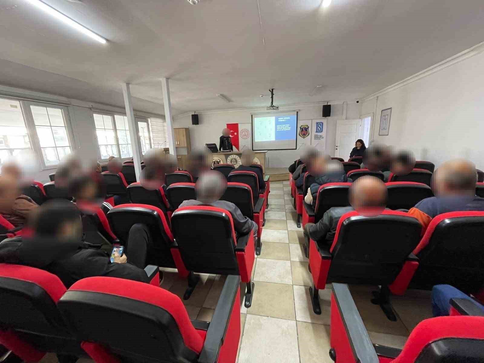 DÜZCE DENETİMLİ SERBESTLİK MÜDÜRLÜĞÜNDE, İL EMNİYET MÜDÜRLÜĞÜ İŞ BİRLİĞİYLE “SUÇ VE SUÇUN ÖNLENMESİ” KONULU SEMİNER DÜZENLENDİ.