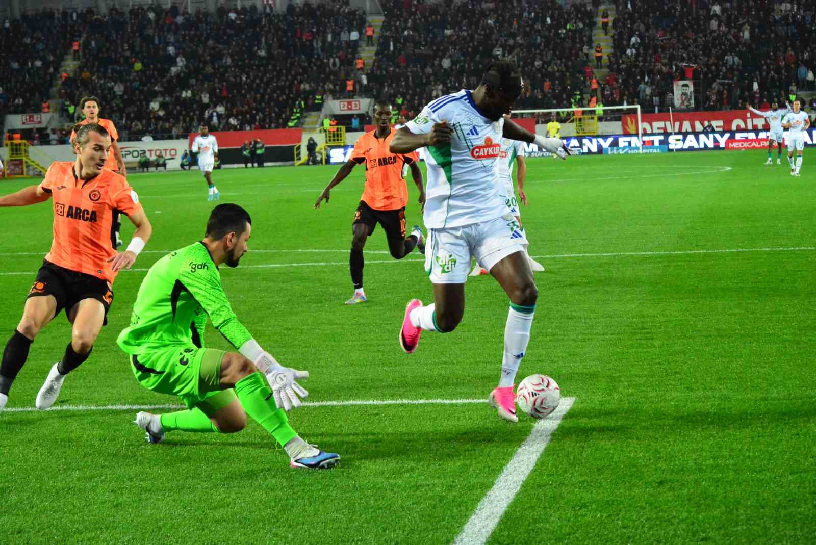 TRENDYOL SÜPER LİG'İN 8. HAFTASINDA ÇORUM FK, ÇAYKUR RİZESPOR’U KONUK EDİYOR. KARŞILAŞMADA 15 DAKİKA GOLSÜZ EŞİTLİKLE GEÇİLDİ.