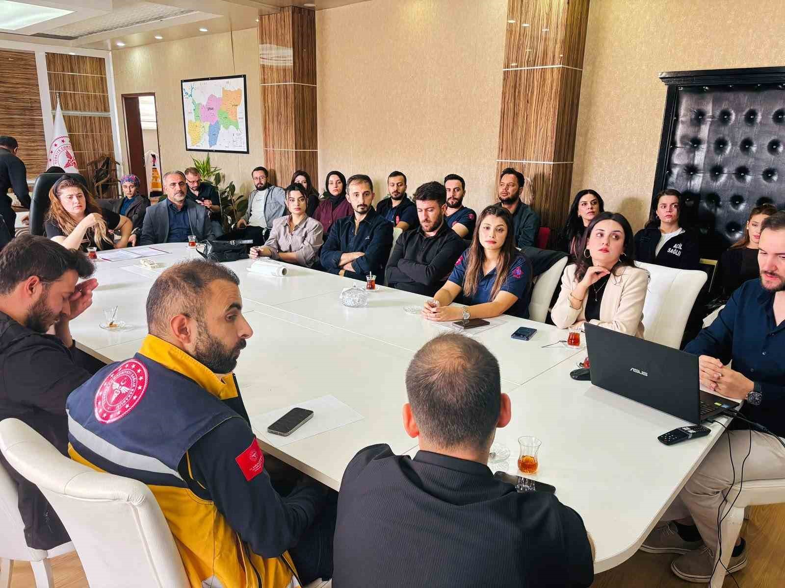 ŞIRNAK İL SAĞLIK MÜDÜRLÜĞÜNDE, SAĞLIK HİZMETLERİ BAŞKAN YARDIMCISI LEYLA ACAR BAŞKANLIĞINDA İL GENELİNDEKİ ACİL SAĞLIK HİZMETLERİNİN DURUMUNU VE SAHADAKİ SÜREÇLERİ DEĞERLENDİRMEK AMACIYLA GENİŞ KATILIMLI BİR TOPLANTI GERÇEKLEŞTİRİLDİ.