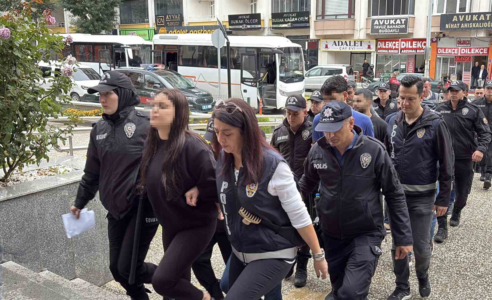 KENDİLERİNİ ALICI VE "NOTER GÖREVLİSİ" OLARAK TANITIP "GÜVENLİ ÖDEME SİSTEMİ" YALANIYLA ARAÇ SATANLARI DOLANDIRAN ŞAHISLARA YÖNELİK DÜZENLENEN OPERASYONDA GÖZALTINA ALINAN 15 ŞÜPHELİ TUTUKLANDI.