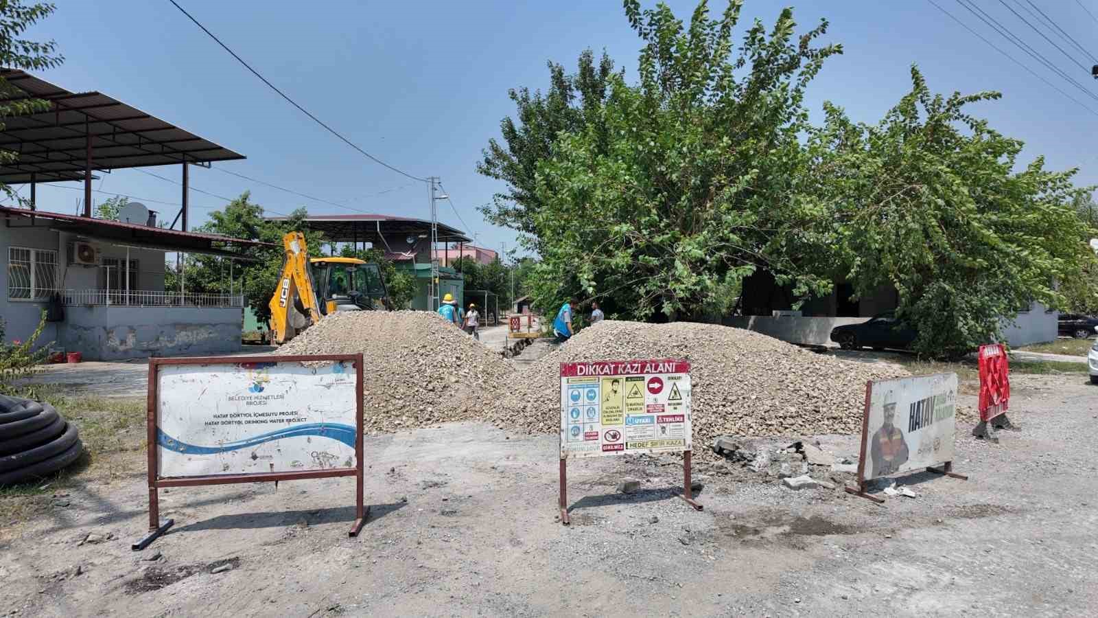 DÖRTYOL’DA DEVAM EDEN İÇME SUYU ŞEBEKE ÇALIŞMALARINDAN GÖRÜNTÜ.