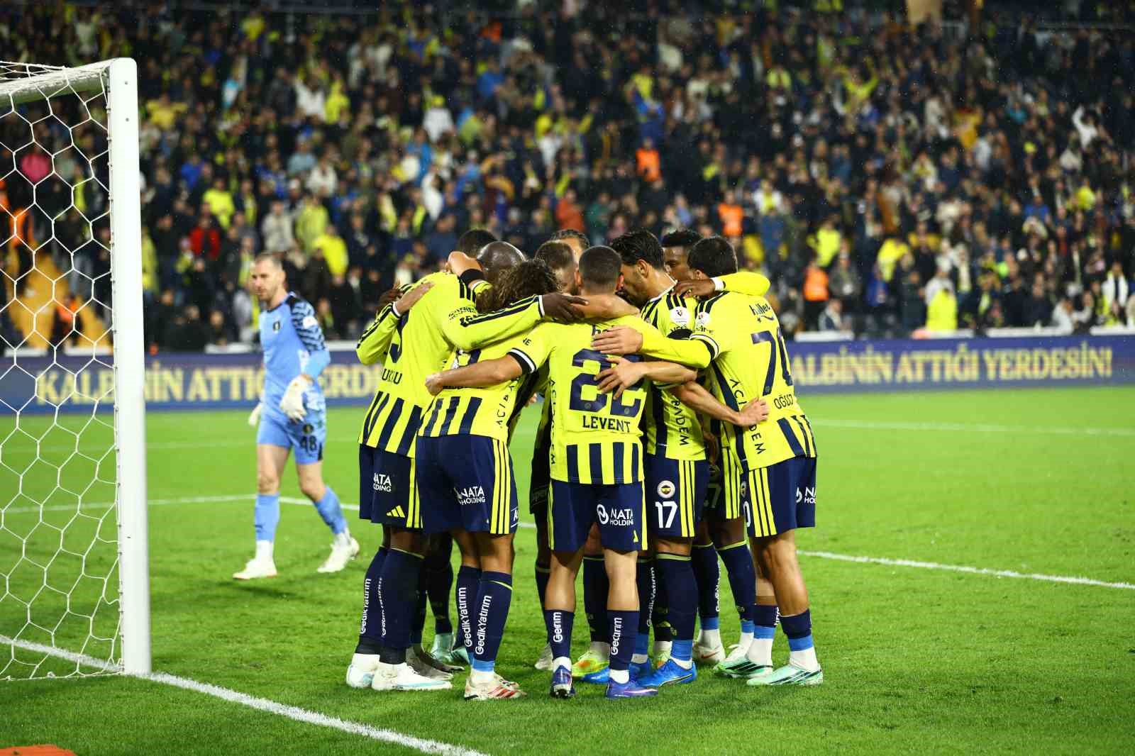 TRENDYOL SÜPER LİG'İN 8. HAFTASINDA FENERBAHÇE, CORENDON ALANYASPOR'U KONUK EDİYOR. MÜCADELENİN İLK YARISI SARI-LACİVERTLİLERİN 1-0'LIK ÜSTÜNLÜĞÜYLE TAMAMLANDI.