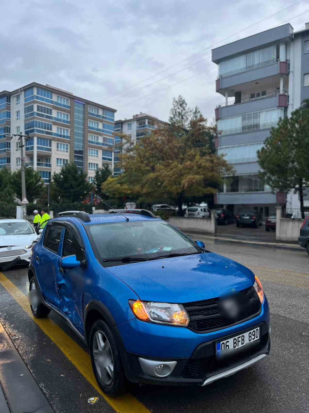 ANKARA’NIN BEYPAZARI İLÇESİNDE KONTROLSÜZ KAVŞAKTA İKİ OTOMOBİL ÇARPIŞTI.