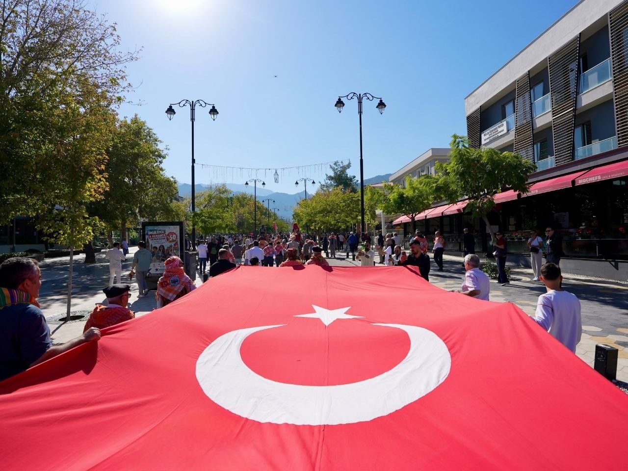DENİZLİ BÜYÜKŞEHİR BELEDİYESİ’NİN EV SAHİPLİĞİNDE ÇAMLIK KENT ORMANI’NDA DÜZENLENEN DENİZLİ YÖRÜK TOYU, BİNLERCE VATANDAŞI BİR ARAYA GETİRDİ. BOZKIRIN RUHUNU, ATALARDAN MİRAS KALAN GELENEKLERİ VE ZENGİN KÜLTÜREL MİRASI BULUŞTURAN ETKİNLİK, RENKLİ GÖRÜNTÜLERE VE COŞKULU ANLARA SAHNE OLDU.