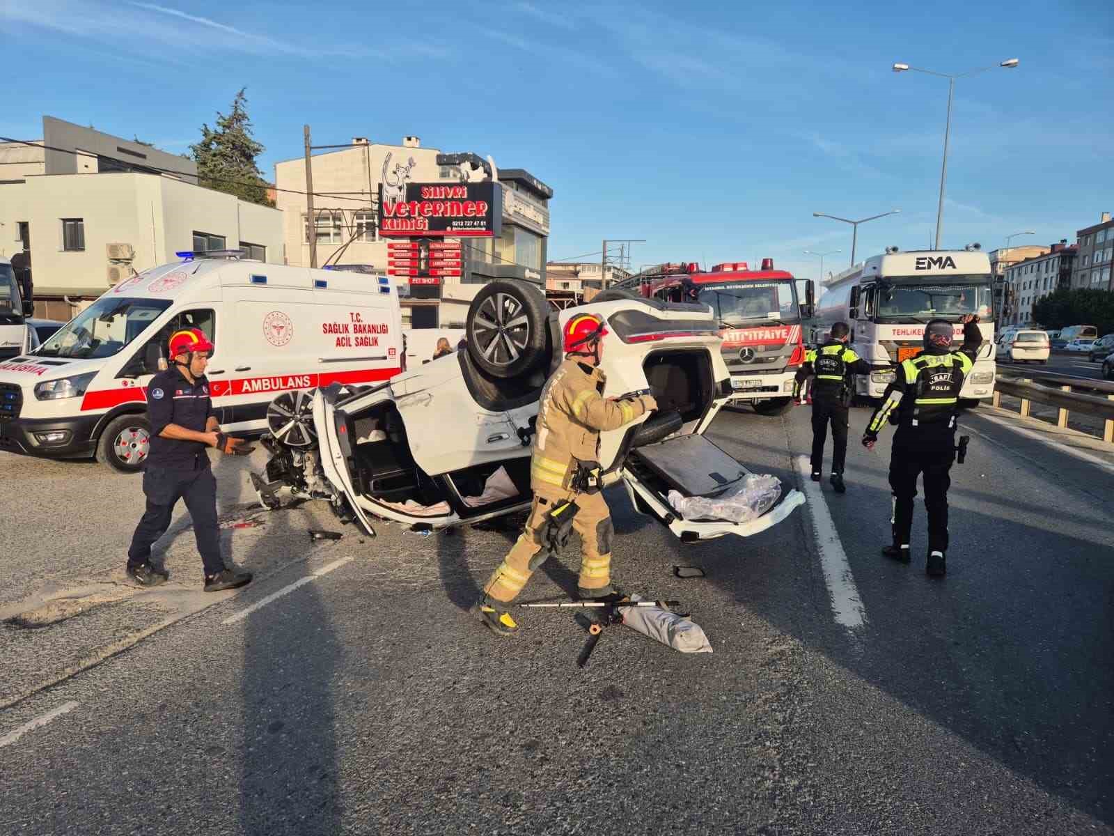 İSTANBUL SİLİVRİ E-5 KARAYOLU’NDA AŞIRI HIZLI OLDUĞU İLERİ SÜRÜLEN ARACIN, ÖNÜNDEKİ ARACA ÇARPMASIYLA MEYDANA GELEN ZİNCİRLEME KAZADA, İKİ KİŞİ YARALANDI. KAZA VE ARAÇLARIN TAKLA ATTIĞI ANLAR GÜVENLİK KAMERASINA YANSIDI.