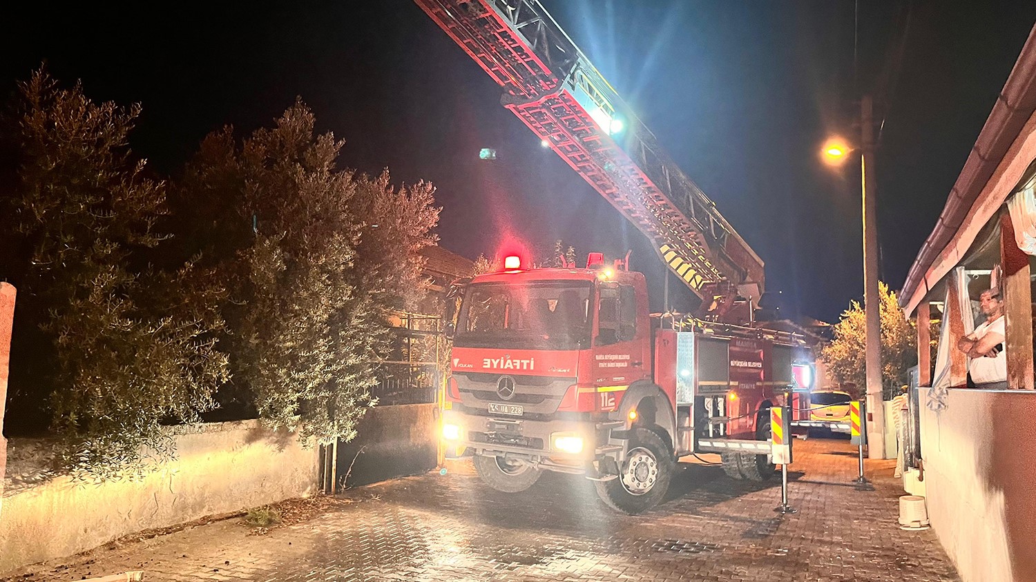 MANİSA’NIN KULA İLÇESİNDE GECE SAATLERİNDE KULLANILMAYAN BİR EVDE ÇIKAN YANGIN PANİĞE NEDEN OLDU. İTFAİYE EKİPLERİNİN MÜDAHALESİYLE YANGIN, ÇEVREDEKİ EVLERE SIÇRAMADAN KONTROL ALTINA ALINDI.
