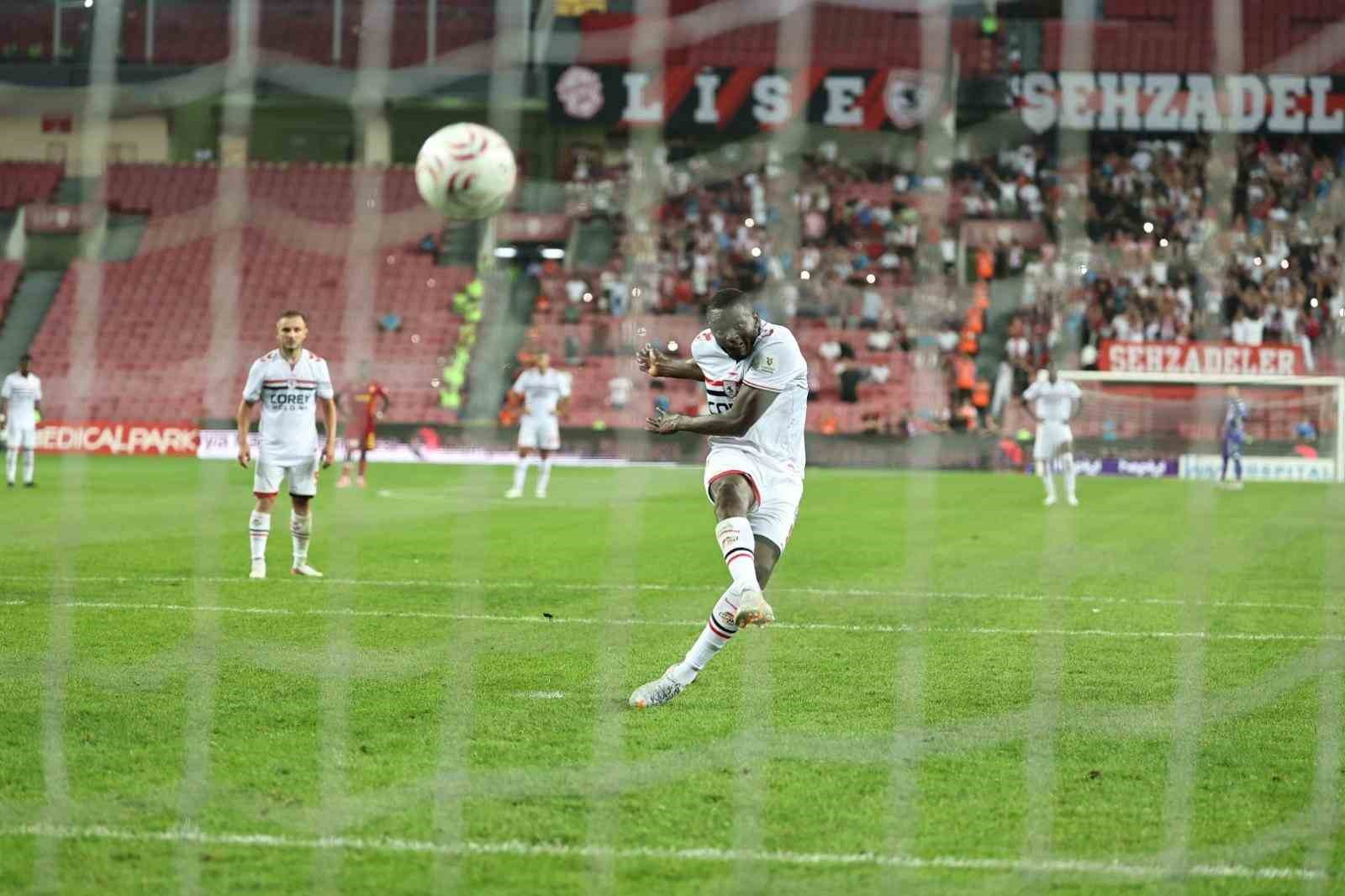 SAMSUNSPOR-GÖZTEPE MÜCADELESİNİN İKİNCİ YARISINDAN KARELER.