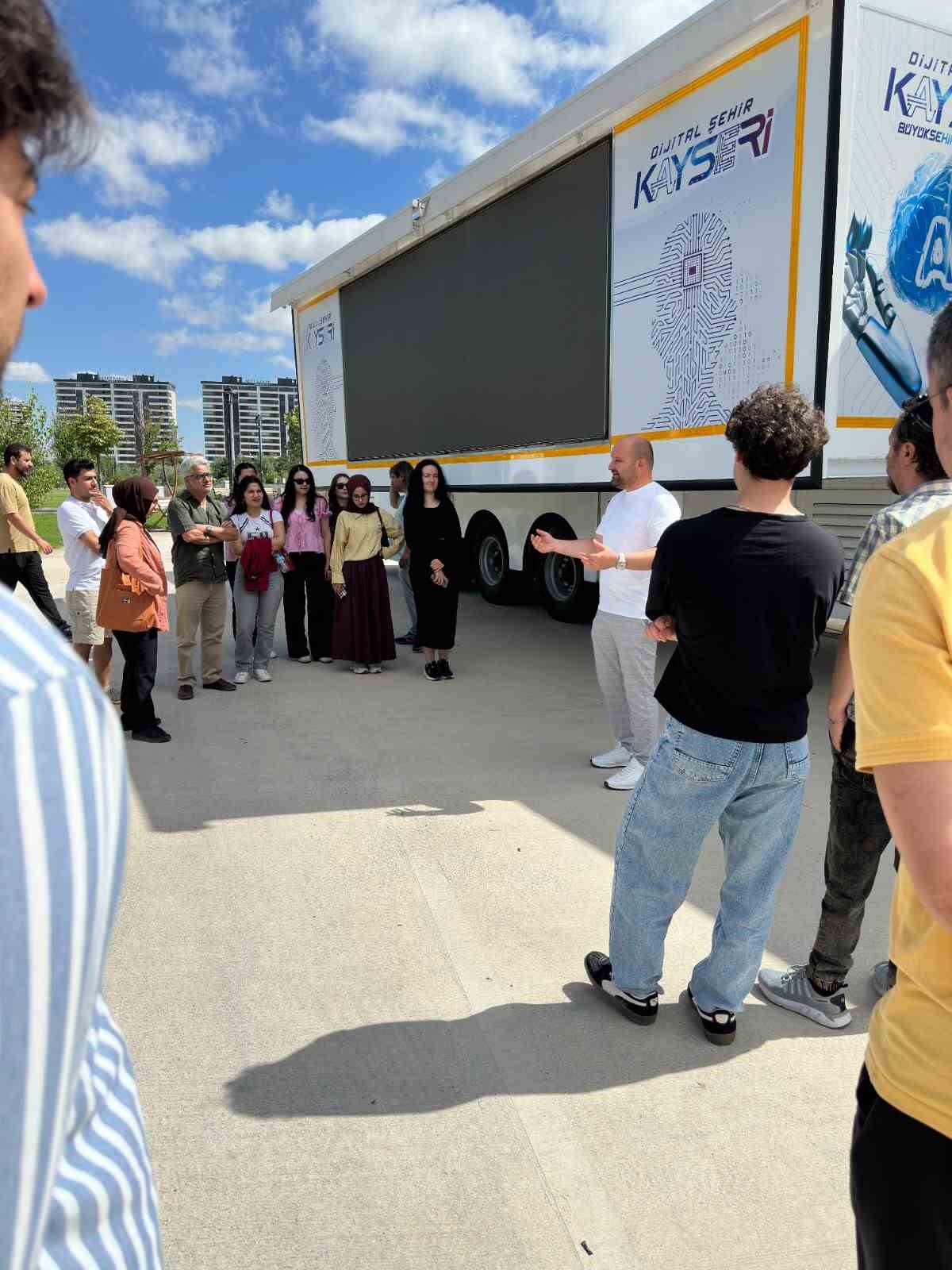 KAYSERİ BÜYÜKŞEHİR BELEDİYESİ, BAŞKAN DR. MEMDUH BÜYÜKKILIÇ’IN VİZYONU DOĞRULTUSUNDA 500’Ü AŞKIN ÖĞRETMEN ADAYINI BİLİŞİM AKADEMİSİ VE MOBİL DİJİTAL GENÇLİK MERKEZİ’NDE YAPAY ZEKÂ, YAZILIM, ROBOTİK, SİBER GÜVENLİK VE 3 BOYUTLU MODELLEME GİBİ YENİ NESİL TEKNOLOJİLERLE BULUŞTURUYOR.