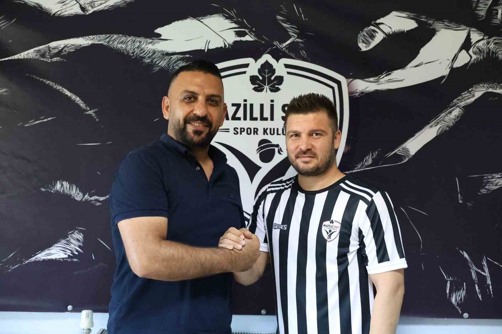 SÜPER AMATÖR LİG TEMSİLCİSİ NAZİLLİ ŞEHİR SPOR KULÜBÜ, YENİ SEZON ÖNCESİ TRANSFER ÇALIŞMALARINA BAŞLADI. SİYAH-BEYAZLI EKİP, İLK TAKVİYESİNİ DENEYİMLİ FUTBOLCU MEHMET ERSAVAŞ İLE YAPTI. NAZİLLİSPOR ALTYAPISINDAN YETİŞEN ERSAVAŞ, YENİDEN NAZİLLİ FUTBOLUNA DÖNDÜ.