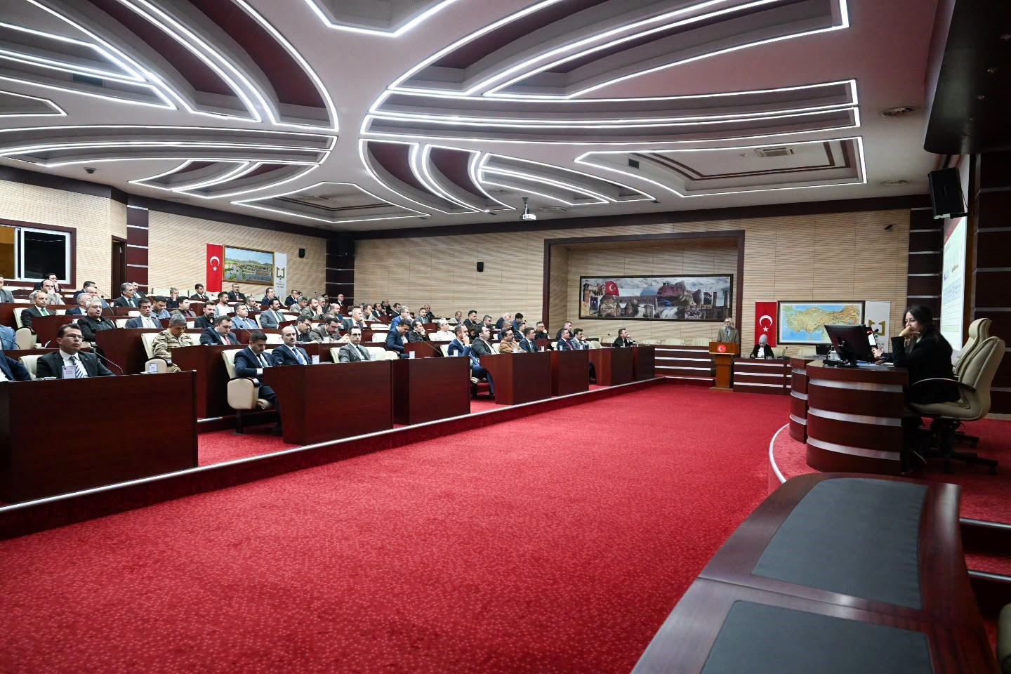 ERZURUM’DA VALİ YARDIMCISI DİDEM DİNÇ ÖZAY BAŞKANLIĞINDA GERÇEKLEŞTİRİLEN "KAMUDA İŞ SAĞLIĞI VE GÜVENLİĞİ UYGULAMALARINI DEĞERLENDİRME" TOPLANTISINDA, KAMUDA İŞ SAĞLIĞI VE GÜVENLİĞİ STANDARTLARININ ARTIRILMASINA YÖNELİK ATILACAK ADIMLAR KAPSAMLI BİR ŞEKİLDE ELE ALINDI.